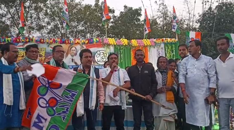 খড়াই বাজারে তৃণমূল কংগ্রেসের বিশাল জনসভা, বিজেপি ছেড়ে তৃণমূলে যোগদান ১০ টি পরিবারের