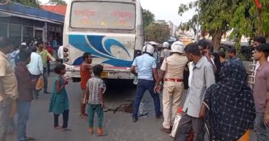দুই বাসের রেষারেষি তে প্রাণ গেল এক পথ চলতি মহিলার