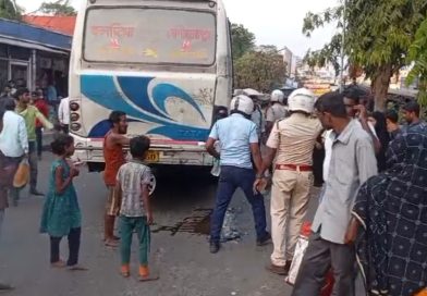 দুই বাসের রেষারেষি তে প্রাণ গেল এক পথ চলতি মহিলার