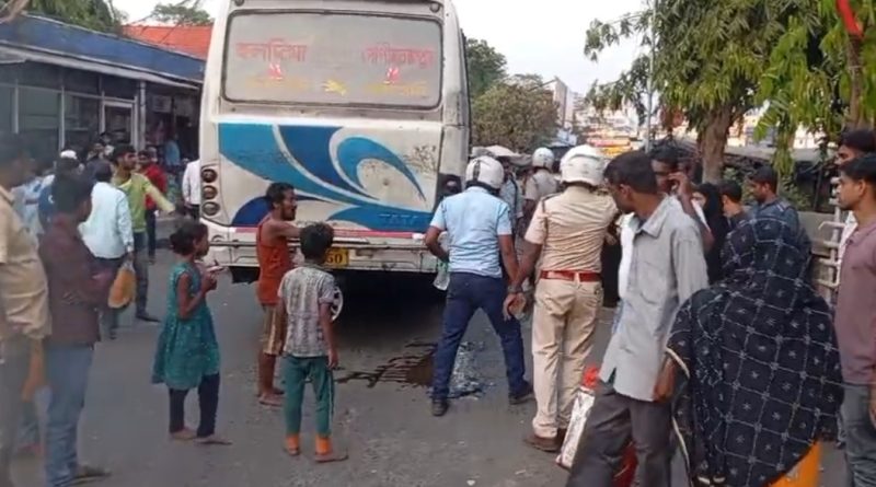 দুই বাসের রেষারেষি তে প্রাণ গেল এক পথ চলতি মহিলার